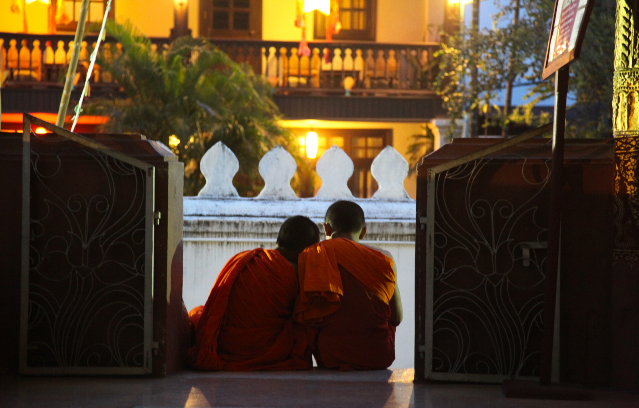 Meditação e Sutras nos Templos de Luang Prabang